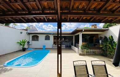 Imagem: A casa possui 4 Dormitórios, 5 Banheiros, 4 Vagas na garagem