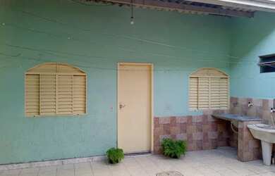 Imagem: A casa possui 2 Dormitórios, 1 Banheiro e está localizado