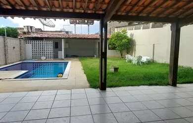 Imagem: A casa possui 3 Dormitórios, 3 Banheiros, 1 Vaga na garagem