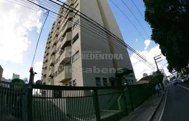 Imagem: O apartamento possui 1 Dormitório, 1 Banheiro, 1 Vaga na garagem