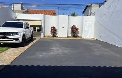 Imagem: A casa possui 3 Dormitórios, 2 Banheiros, 2 Vagas na garagem