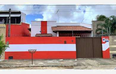 Imagem: A casa possui 2 Dormitórios, 2 Banheiros, 2 Vagas na garagem