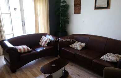 Imagem: A casa possui 3 Dormitórios, 2 Banheiros, 5 Vagas na garagem