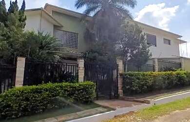 Imagem: A casa e possui 5 Dormitórios, Suítes, 4 Banheiros, 5 Vagas