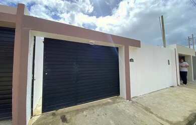 Imagem: A casa possui 2 Dormitórios, 1 Banheiro, 2 Vagas na garagem