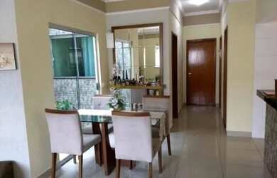 Imagem: A casa possui 2 Dormitórios, 2 Banheiros, 1 Vaga na garagem