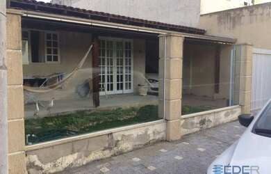 Imagem: A casa possui 3 Dormitórios, 1 Banheiro, 1 Vaga na garagem