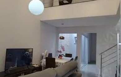 Imagem: A casa possui 3 Dormitórios, 2 Banheiros, 2 Vagas na garagem