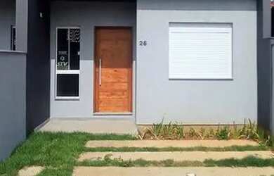 Imagem: A casa possui 2 Dormitórios, 1 Banheiro, 1 Vaga na garagem