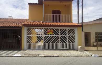 Imagem: A casa possui 3 Dormitórios, 3 Banheiros, 2 Vagas na garagem