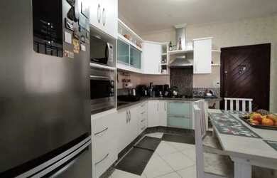 Imagem: A casa possui 3 Dormitórios, 3 Banheiros, 5 Vagas na garagem