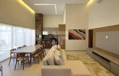 Imagem: A casa em condomínio possui 3 Dormitórios, 4 Banheiros, 4