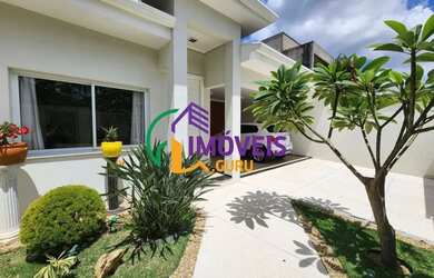 Imagem: A casa possui 3 Dormitórios, 3 Banheiros, 4 Vagas na garagem