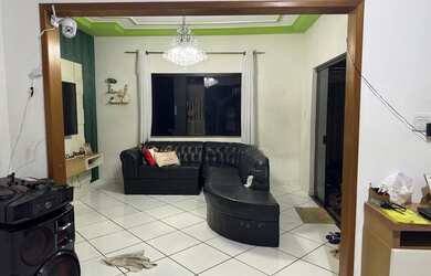 Imagem: A casa possui 3 Dormitórios, 3 Banheiros, 2 Vagas na garagem