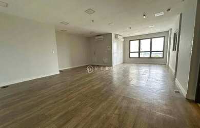 Imagem: O depósito possui 2 Vagas na garagem, 126m² de Área e está