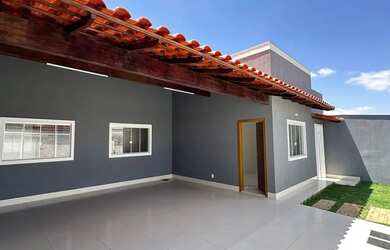 Imagem: A casa possui 3 Dormitórios, 1 Banheiro, 2 Vagas na garagem