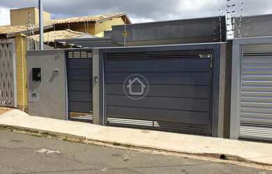 Imagem: A casa possui 3 Dormitórios, 2 Banheiros, 2 Vagas na garagem