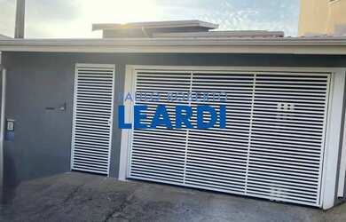 Imagem: A casa possui 2 Dormitórios, 3 Banheiros, 2 Vagas na garagem