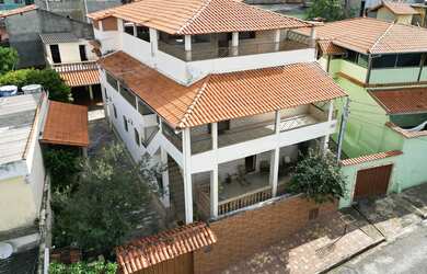 Imagem: A casa possui 5 Dormitórios, 5 Banheiros, 5 Vagas na garagem