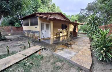 Imagem: A casa possui 4 Dormitórios, 2 Banheiros, 1 Vaga na garagem