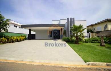 Imagem: A casa em condomínio possui 4 Dormitórios, 5 Banheiros, 4