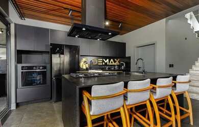 Imagem: A casa possui 4 Dormitórios, 5 Banheiros, 4 Vagas na garagem