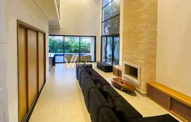 Imagem: A casa em condomínio e possui 3 Dormitórios, Suítes, 5 Banheiros