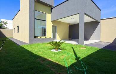 Imagem: A casa possui 3 Dormitórios, 2 Banheiros, 3 Vagas na garagem