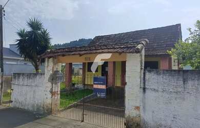 Imagem: A casa possui 2 Dormitórios, 1 Banheiro, 2 Vagas na garagem