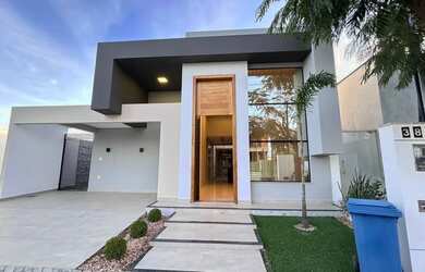 Imagem: A casa possui 3 Dormitórios, 3 Banheiros, 2 Vagas na garagem