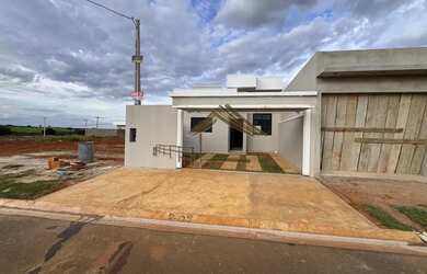 Imagem: A casa possui 2 Dormitórios, 2 Banheiros, 2 Vagas na garagem