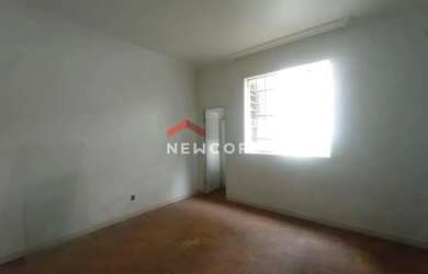 Imagem: A casa possui 3 Dormitórios, 2 Banheiros, 4 Vagas na garagem