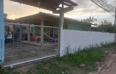 Imagem: A casa possui 3 Dormitórios, 1 Banheiro, 2 Vagas na garagem