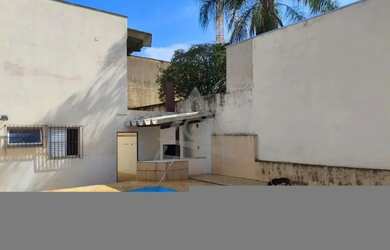 Imagem: A casa possui 4 Dormitórios, 3 Banheiros, 4 Vagas na garagem