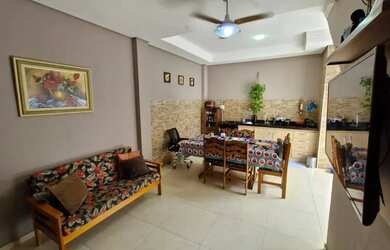 Imagem: A casa possui 3 Dormitórios, 3 Banheiros, 2 Vagas na garagem