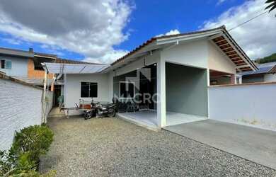 Imagem: A casa possui 2 Dormitórios, 1 Banheiro, 2 Vagas na garagem