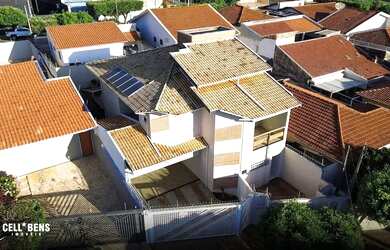 Imagem: A casa possui 3 Dormitórios, 3 Banheiros, 4 Vagas na garagem