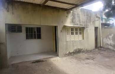 Imagem: A casa possui 2 Dormitórios, 1 Banheiro, 1 Vaga na garagem