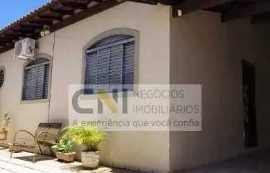 Imagem: A casa possui 3 Dormitórios, 2 Banheiros, 3 Vagas na garagem