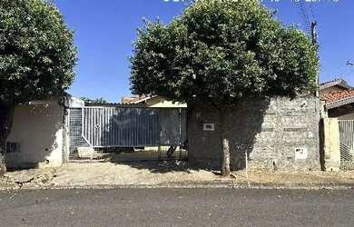 Imagem: A casa possui 3 Dormitórios, 1 Banheiro, 200m² de Área e