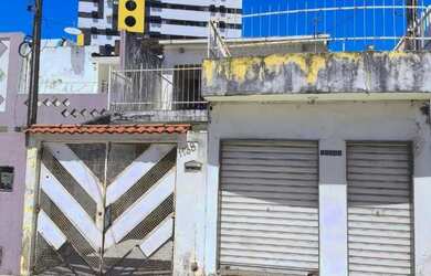 Imagem: A casa possui 4 Dormitórios, 3 Banheiros, 2 Vagas na garagem