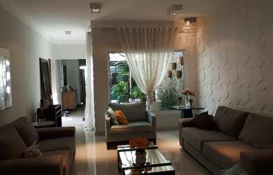 Imagem: A casa possui 3 Dormitórios, 1 Banheiro, 4 Vagas na garagem