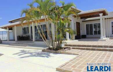 Imagem: A casa em condomínio possui 4 Dormitórios, 5 Banheiros, 5