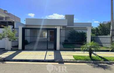 Imagem: A casa possui 3 Dormitórios, 1 Banheiro, 4 Vagas na garagem