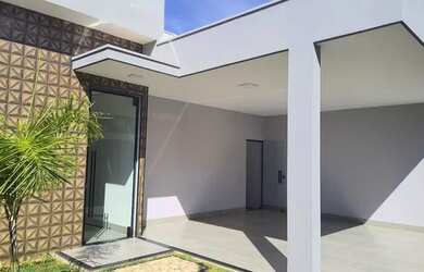 Imagem: A casa possui 3 Dormitórios, 3 Banheiros, 4 Vagas na garagem