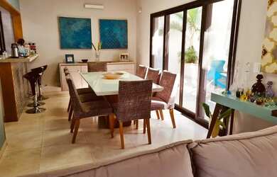 Imagem: A casa possui 4 Dormitórios, 5 Banheiros, 4 Vagas na garagem