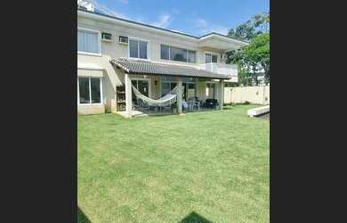 Imagem: A casa em condomínio possui 5 Dormitórios, 1 Banheiro, 3 Vagas