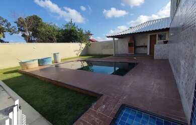 Imagem: A casa possui 3 Dormitórios, 2 Banheiros, 1 Vaga na garagem