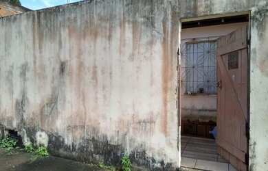 Imagem: A casa possui 2 Dormitórios, 1 Banheiro e está localizado