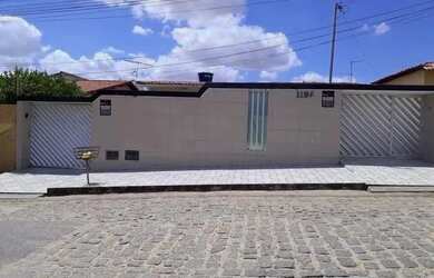 Imagem: A casa possui 3 Dormitórios, 2 Banheiros, 2 Vagas na garagem